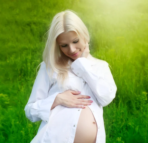 美しい妊娠中の女性の屋外のポートレート — ストック写真