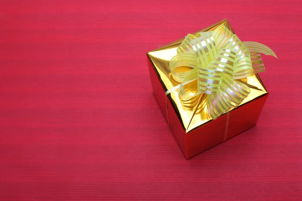 Boîte cadeau en or — Photo