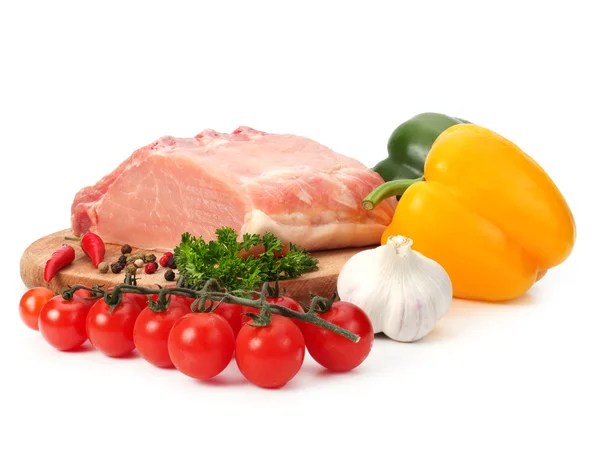Rohes Fleisch mit Gemüse — Stockfoto