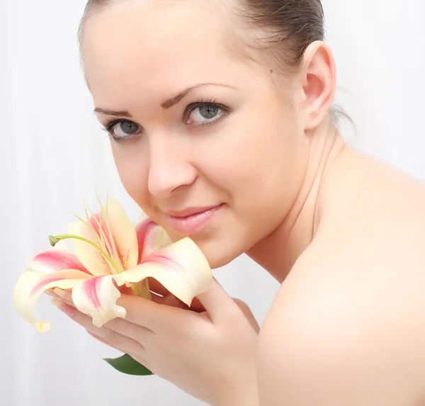 Gyönyörű nő liliom virág — Stock Fotó