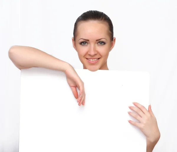 Красива жінка тримає чистий папір, рекламний щит — стокове фото