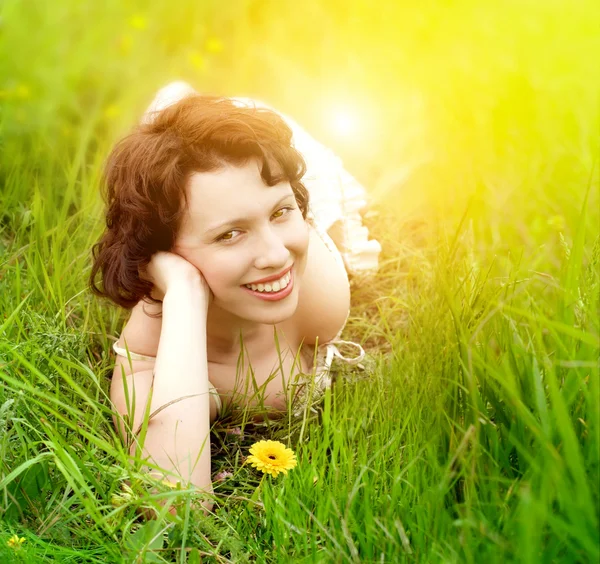 Schöne junge Frau im Gras — Stockfoto