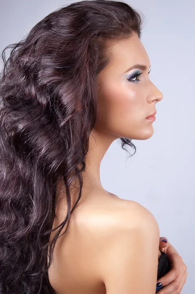 Mujer joven con pelo largo y rizado — Foto de Stock