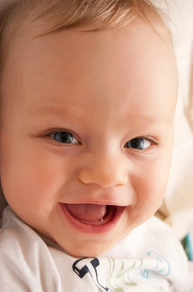 Imádnivaló fiú mosolyogva portréja — Stock Fotó