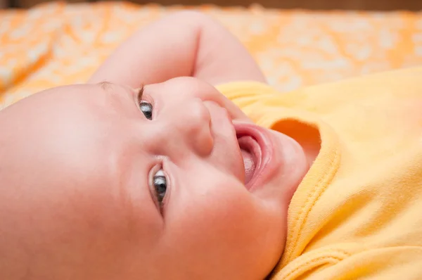 Heldere close-up portret van schattige baby — Stockfoto
