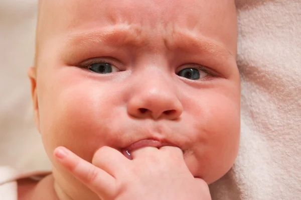 Ljusa närbild porträtt av baby gråter — Stockfoto