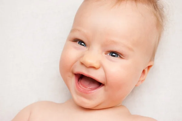 Porträtt av bedårande pojke leende — Stockfoto