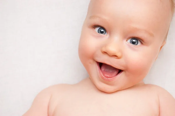 Portret van schattige jongen glimlachen — Stockfoto