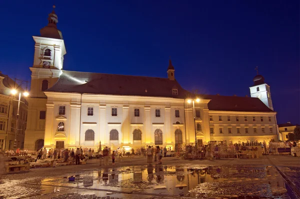 Marketi en Sibiu plaza principal por la noche — Foto de Stock