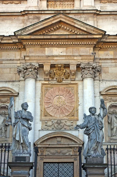 Dettaglio della chiesa dei Santi Pietro e Paolo nel centro storico distr — Foto Stock