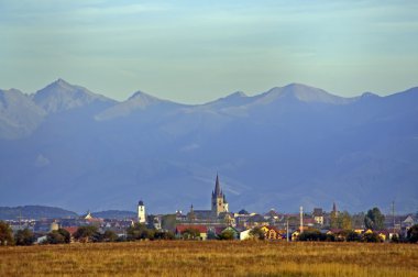 arka planda Sibiu kenti ve fagaras dağ