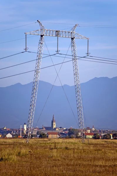 Elektrik pilon ve şehir içinde geçmiş