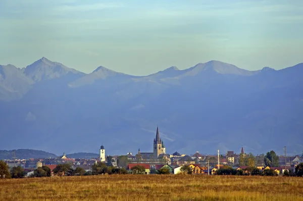 Sibiu cidade e Fagaras montanha no fundo — Fotografia de Stock