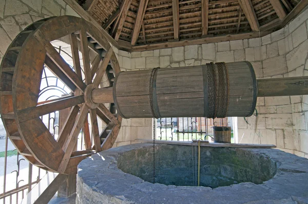 Pozzo d'acqua con ruota al vecchio castello — Foto Stock