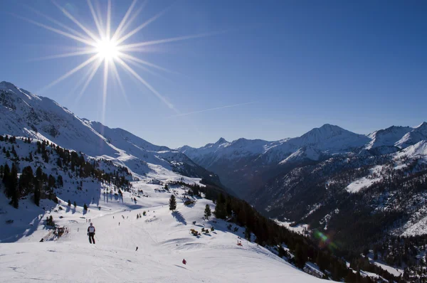 Ski in den österreichischen Alpen lizenzfreie Stockfotos