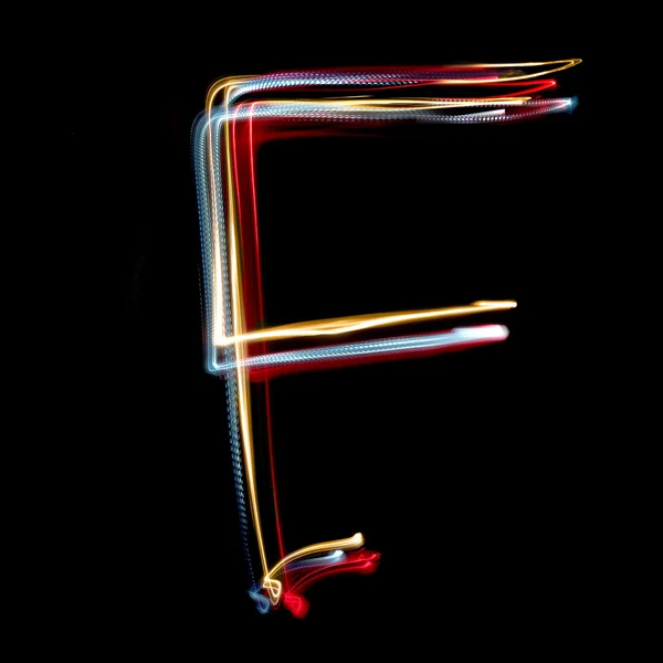 Буква F из ярко окрашенных неоновых огней — стоковое фото