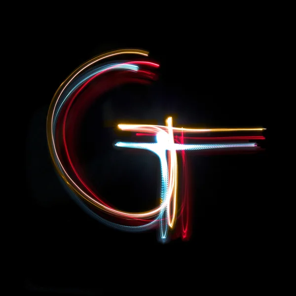 Літера G зроблена з яскраво-кольорових неонових вогнів — стокове фото
