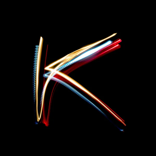 Parlak renkli neon ışıkları yapılan harf k — Stok fotoğraf