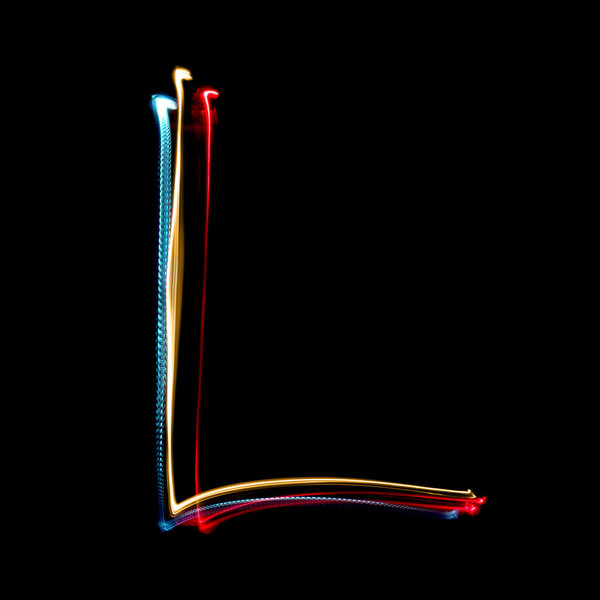 Буква L из ярко окрашенных неоновых огней
