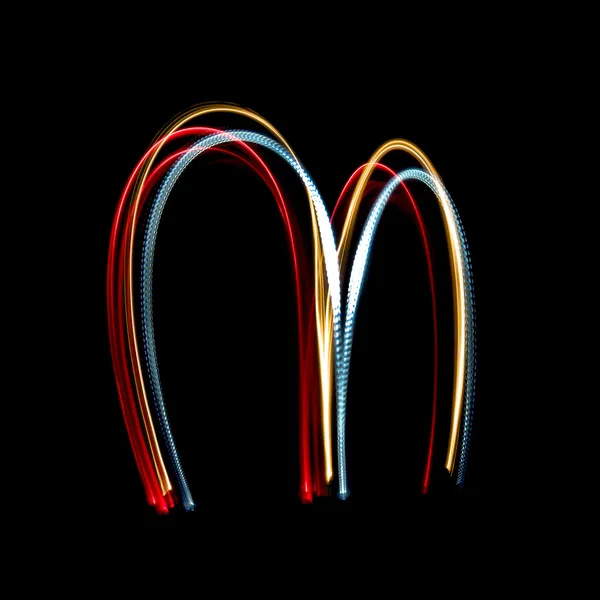 Lettera M fatta da luci al neon dai colori vivaci — Foto Stock