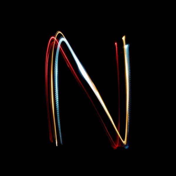 Parlak renkli neon ışıkları yapılan harf n — Stok fotoğraf