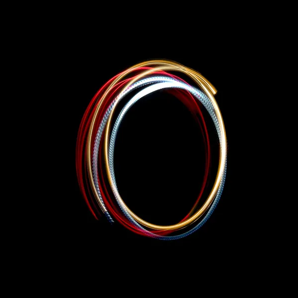 Буква O сделанная из ярко окрашенных неоновых огней — стоковое фото