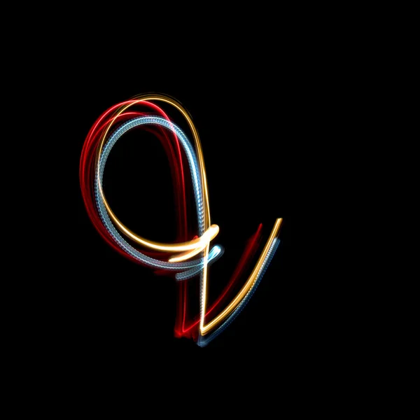 Літера Q зроблена з яскраво-кольорових неонових вогнів — стокове фото