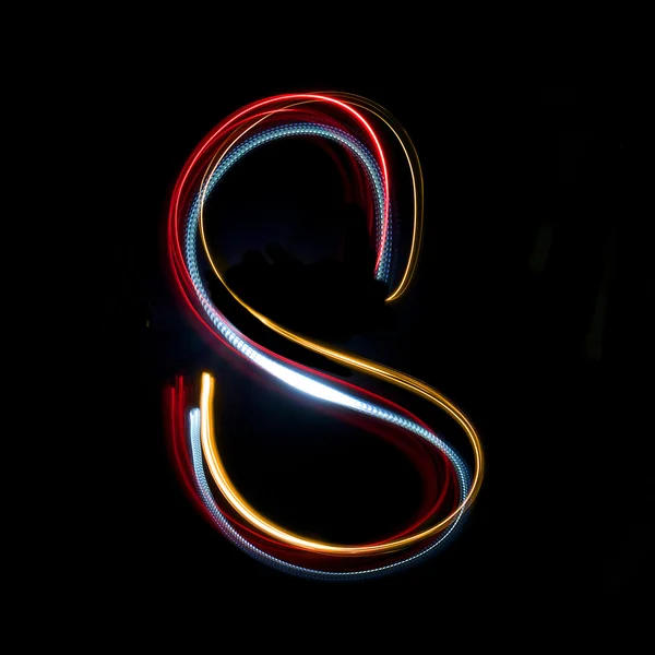 Buchstaben s aus bunten Neonlichtern — Stockfoto