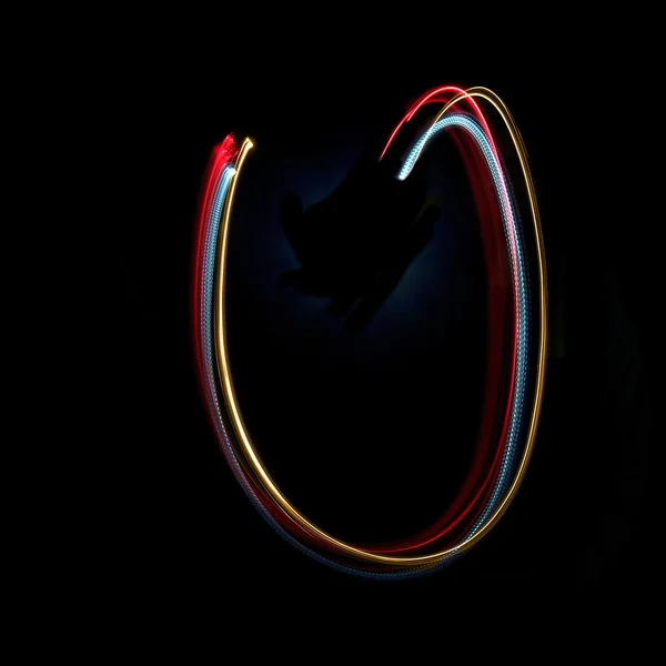 Буква U, сделанная из ярко окрашенных неоновых огней — стоковое фото