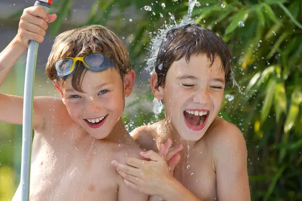 Niños jugando en el agua — Foto de Stock