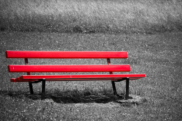Empty red bench in park — Stock Photo, Image