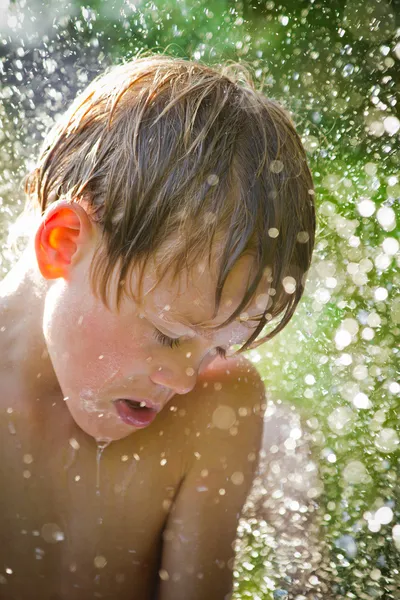 Criança brincando na água — Fotografia de Stock