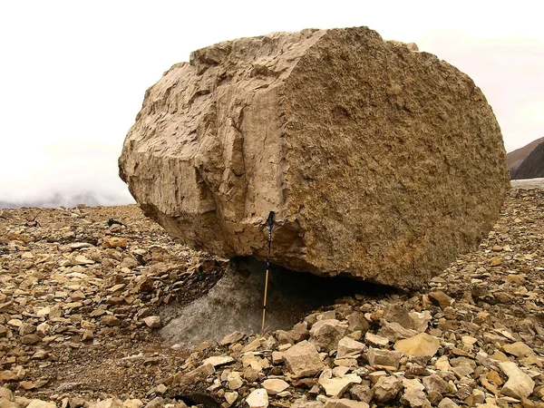 Großer Felsbrocken — Stockfoto
