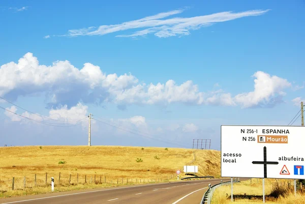 Kör på alentejo road nära gränsen till Spanien — Stockfoto