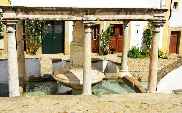 Fontaine di marmo al villaggio Castelo de Vide, Portogallo . — Foto Stock