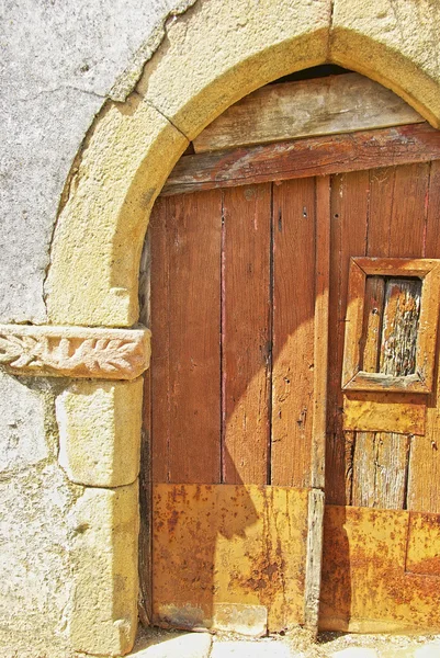 Oude houten deur in middeleeuws dorp, portugal. — Stockfoto