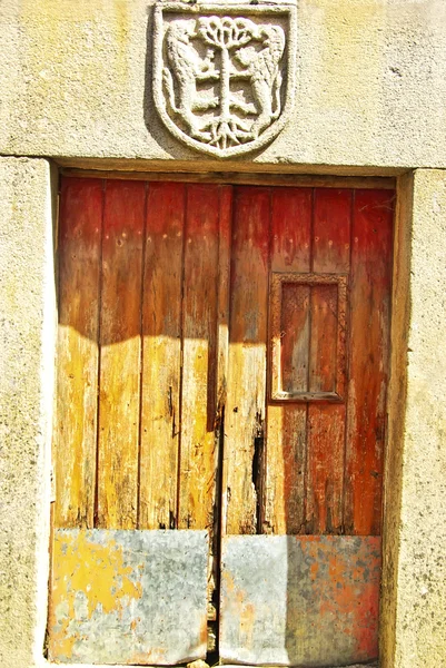 Leeftijd houten deur in middeleeuws dorp, portugal. — Stockfoto