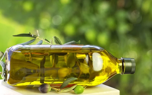 Láhev extra panenského olivového oleje — Stock fotografie