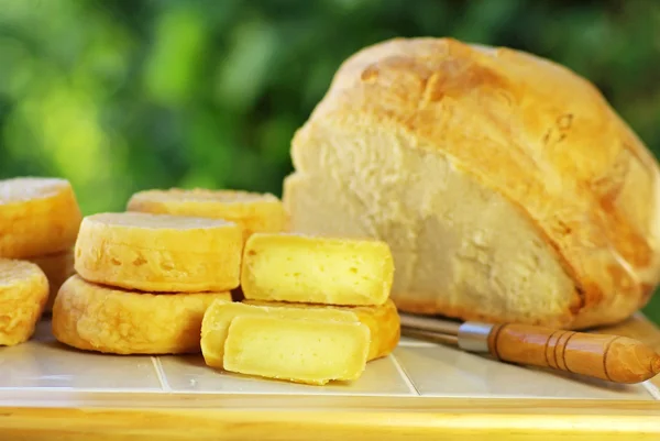 Portugisiska ost, kniv och bröd. — Stockfoto