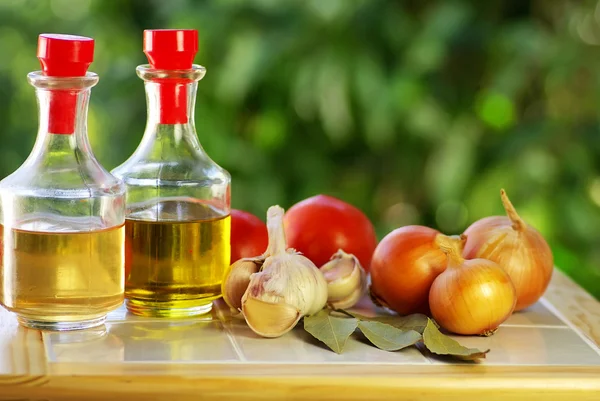 Olivolja, vinäger och grönsaker. — Stockfoto