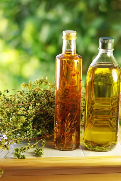 Olivový olej, ocet a oreganem bylina. — Stock fotografie