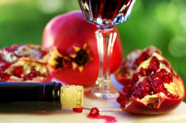 Granatapfel und Rotwein. — Stockfoto