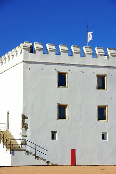 Белая башня в регионе Алентежу, Португалия — стоковое фото