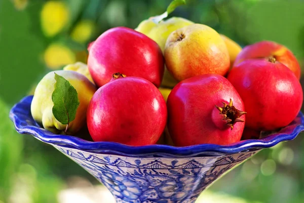 Granátové jablko a kdoule košík ovoce — Stock fotografie