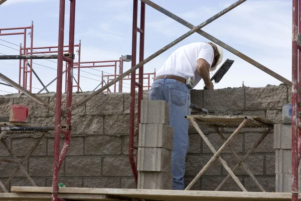 Construção de uma parede de tijolo — Fotografia de Stock