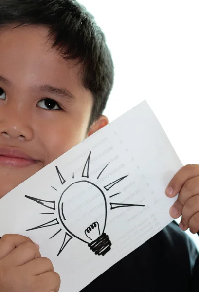 Мальчик держит рисунок лампочки — стоковое фото