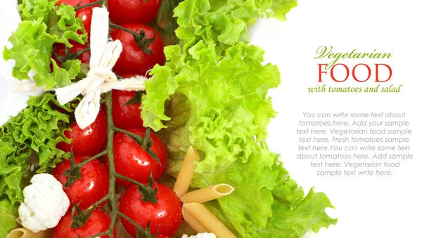 Frische Tomaten mit Salatblättern — Stockfoto