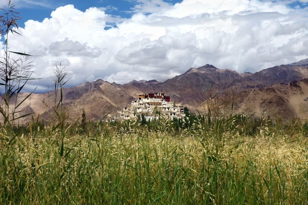 Paisaje con monasterio en la montaña — Foto de Stock