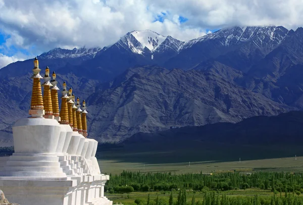 山背景に仏塔のある風景します。 — ストック写真