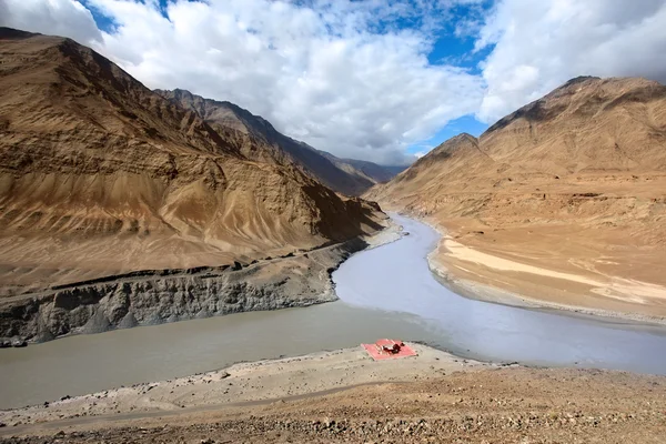 Samenvloeiing van de rivieren zanskar en indus. Himalaya — Stockfoto